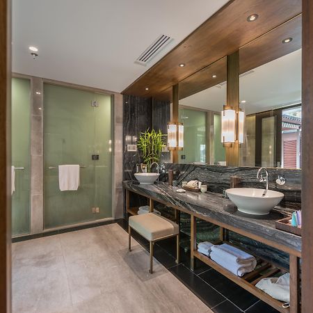 Hotel Conrad Bali Nusa Dua  Esterno foto Bathroom of a suite