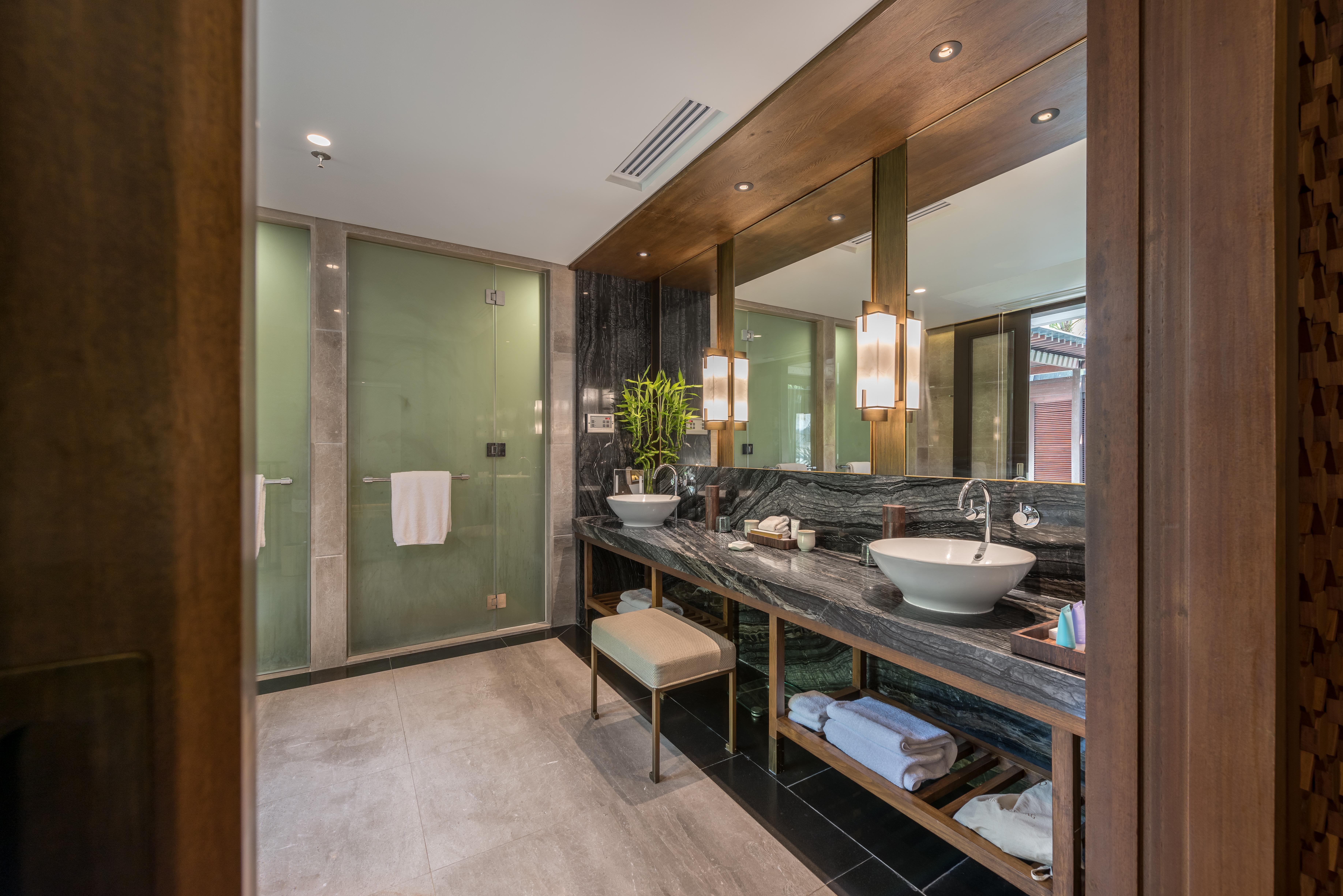 Hotel Conrad Bali Nusa Dua  Esterno foto Bathroom of a suite