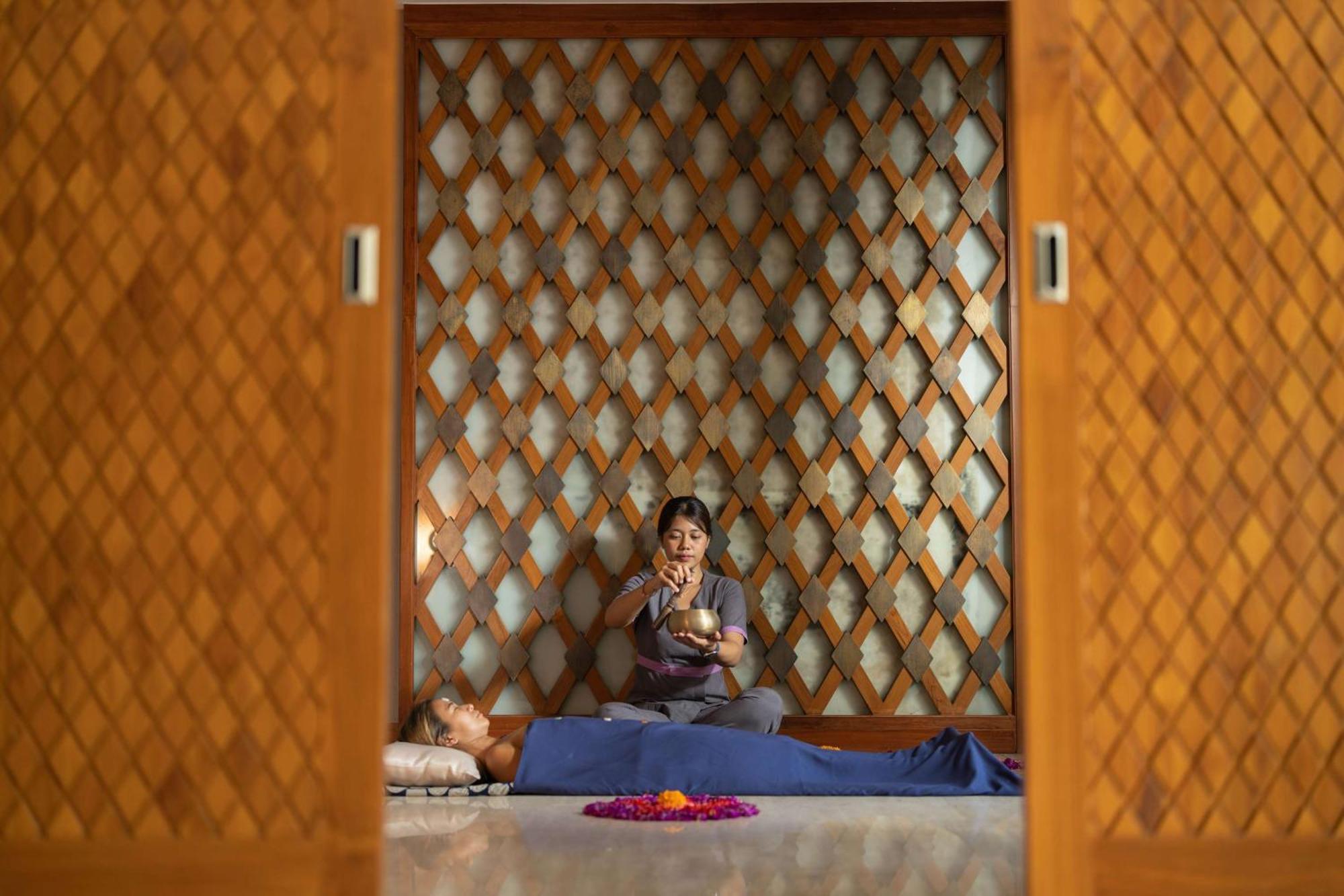 Hotel Conrad Bali Nusa Dua  Esterno foto Ayurvedic massage at a spa in India