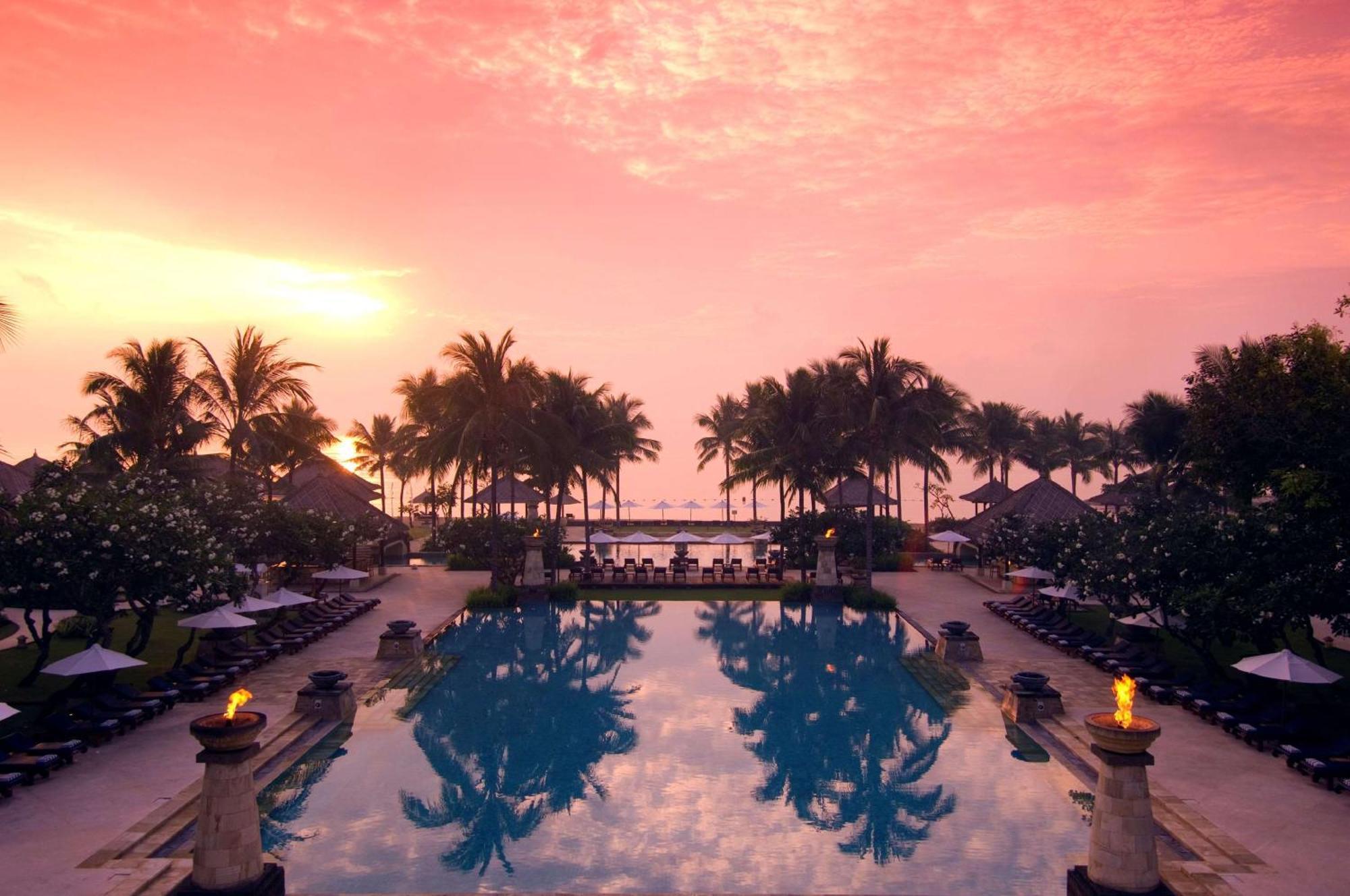 Hotel Conrad Bali Nusa Dua  Esterno foto Sunset at the pool