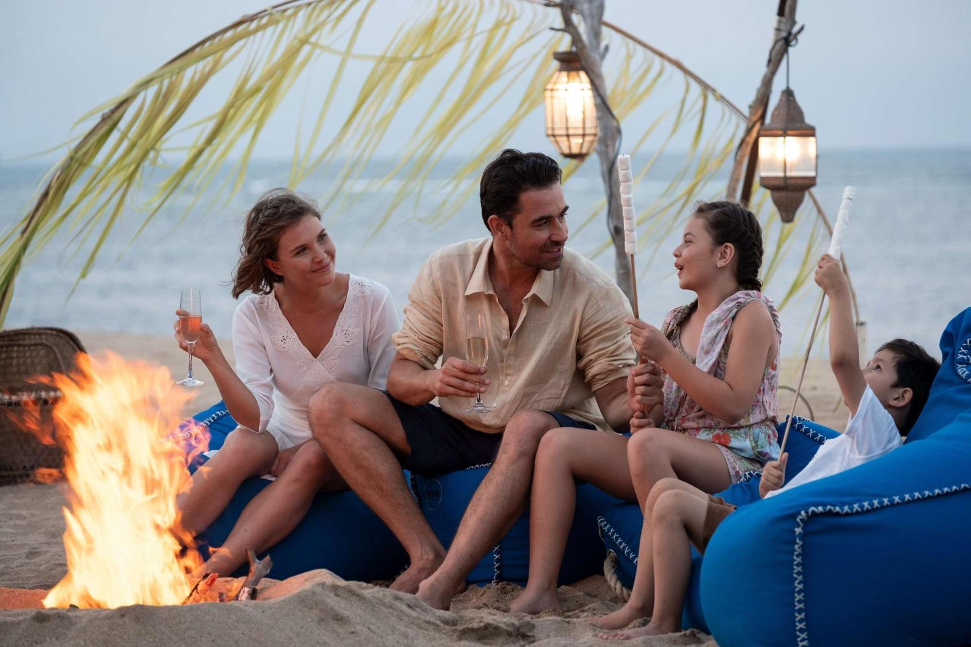 Hotel Conrad Bali Nusa Dua  Esterno foto Family at the beach