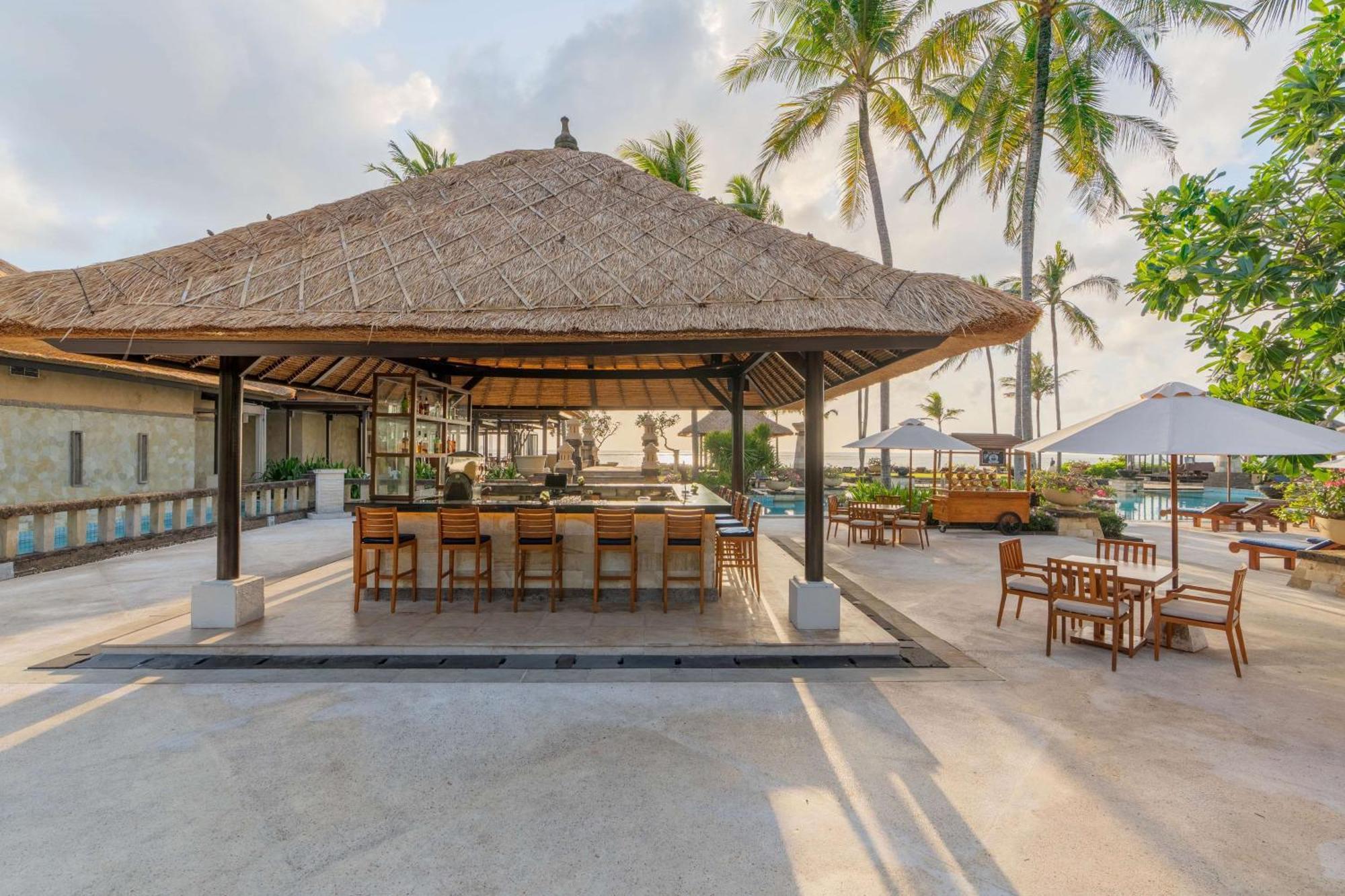 Hotel Conrad Bali Nusa Dua  Esterno foto The bar at the pool