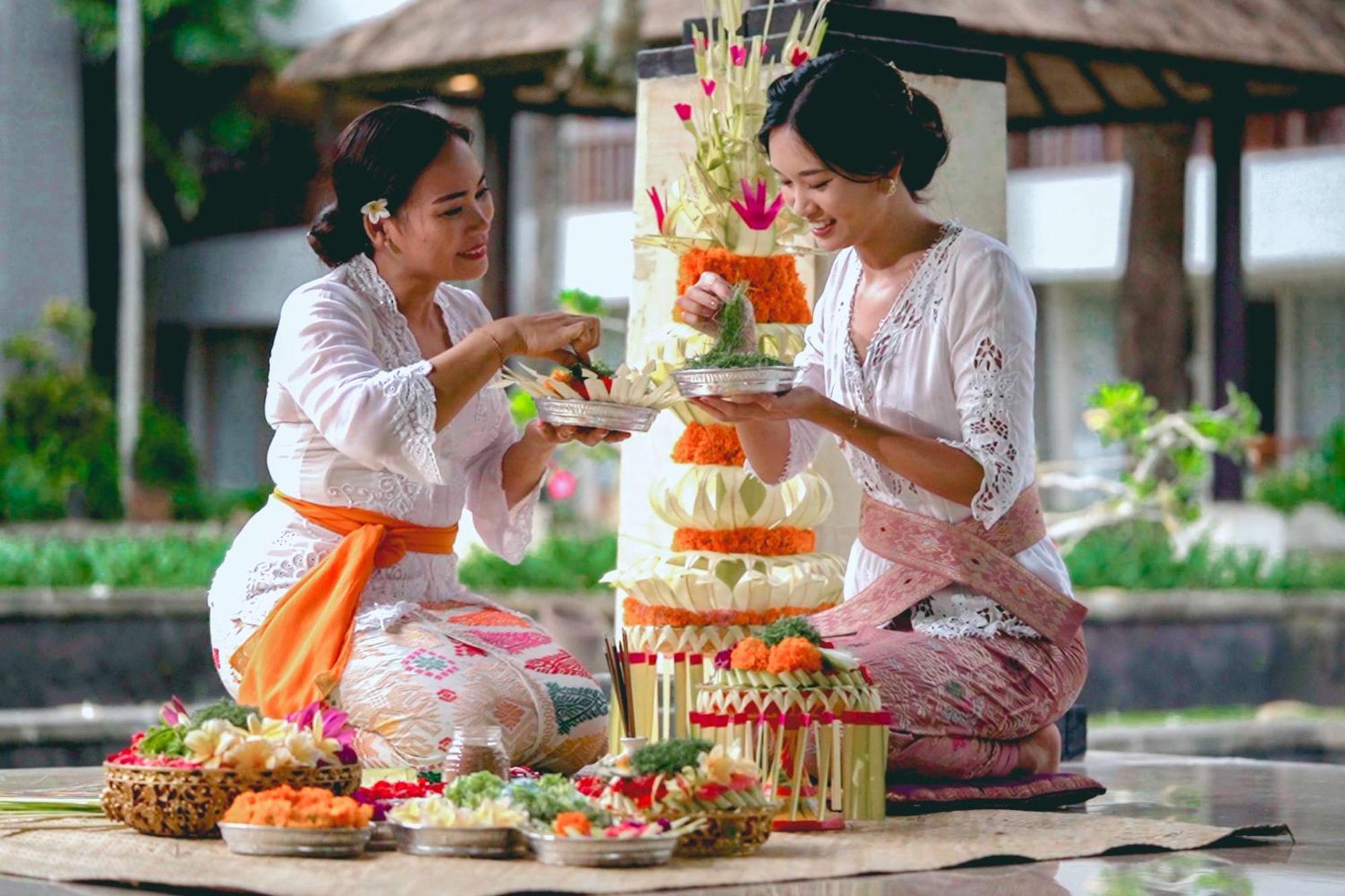 Hotel Conrad Bali Nusa Dua  Esterno foto Thai women preparing for the traditional Thai wedding ceremony