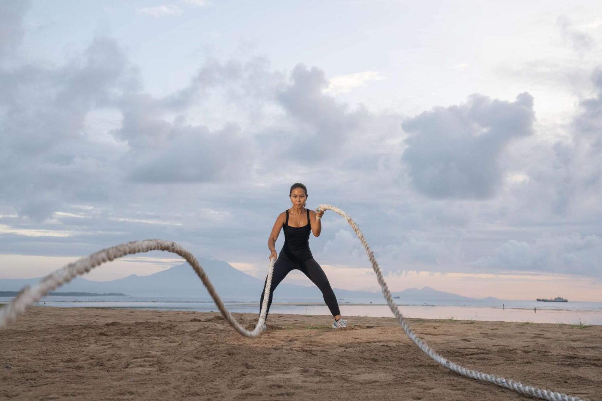 Hotel Conrad Bali Nusa Dua  Esterno foto A woman training with battle ropes