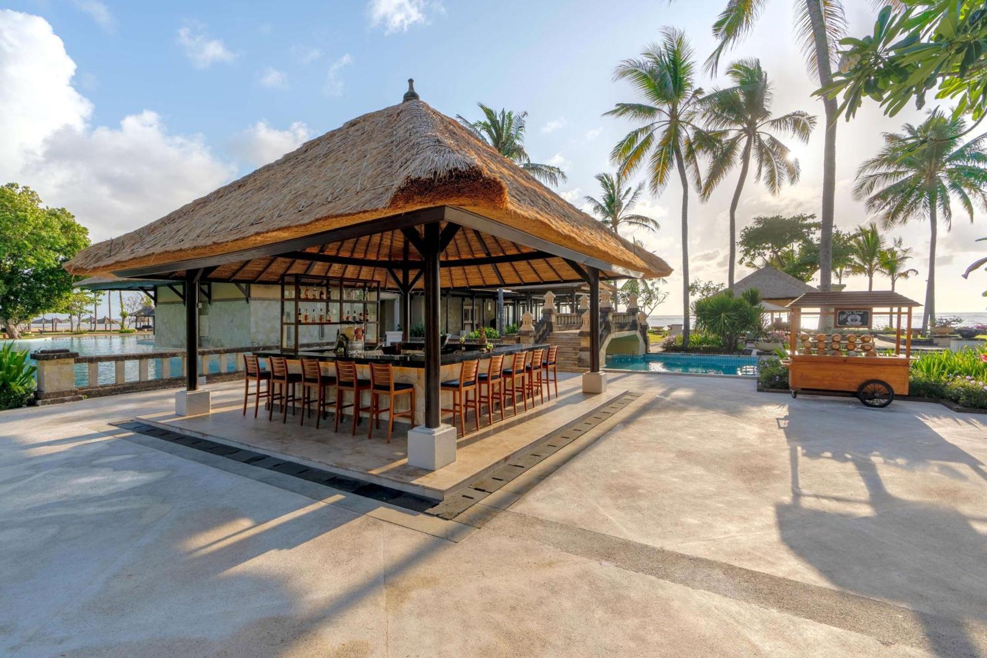 Hotel Conrad Bali Nusa Dua  Esterno foto Pool bar at the hotel