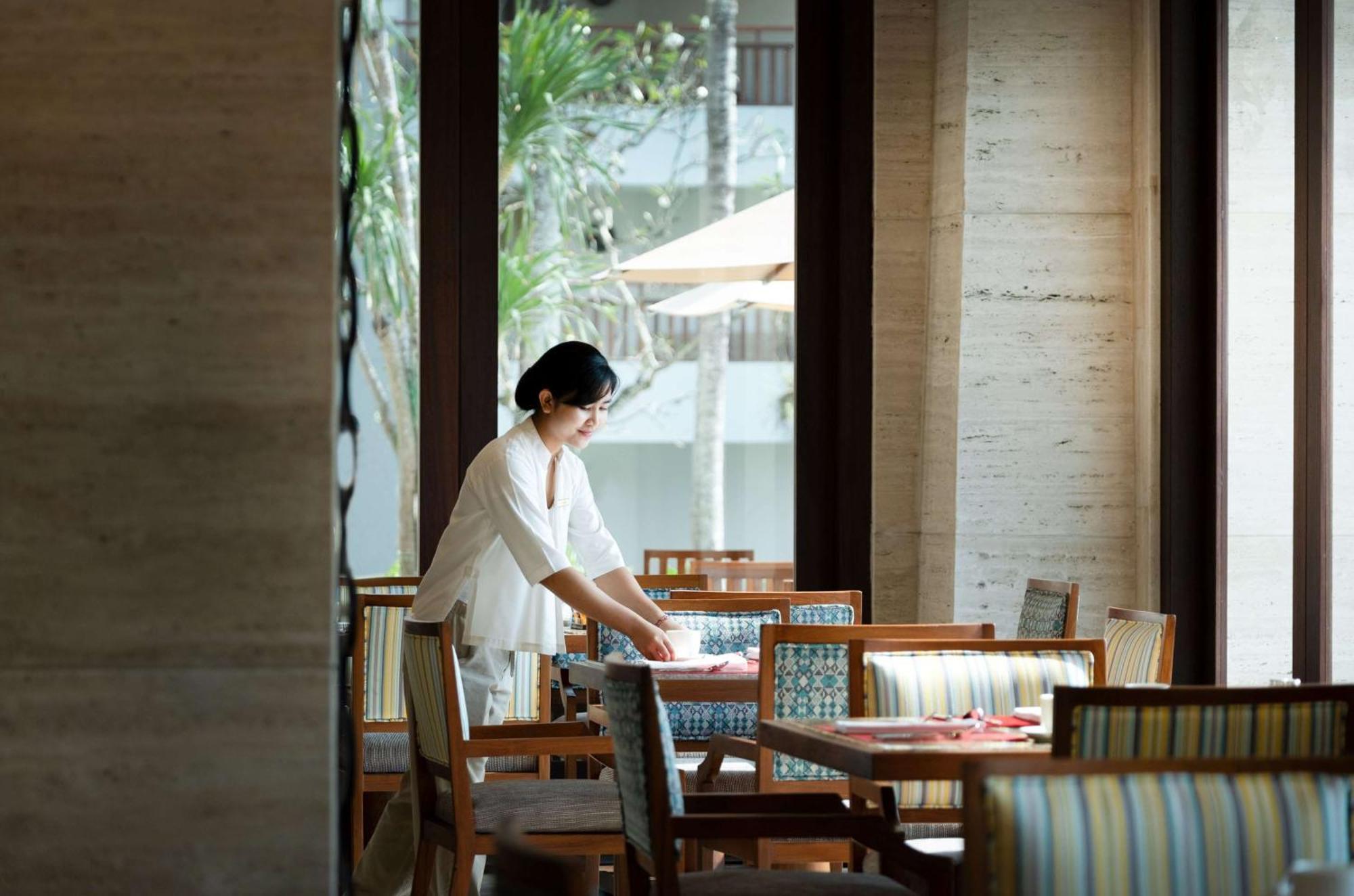 Hotel Conrad Bali Nusa Dua  Esterno foto A waitress clearing a table