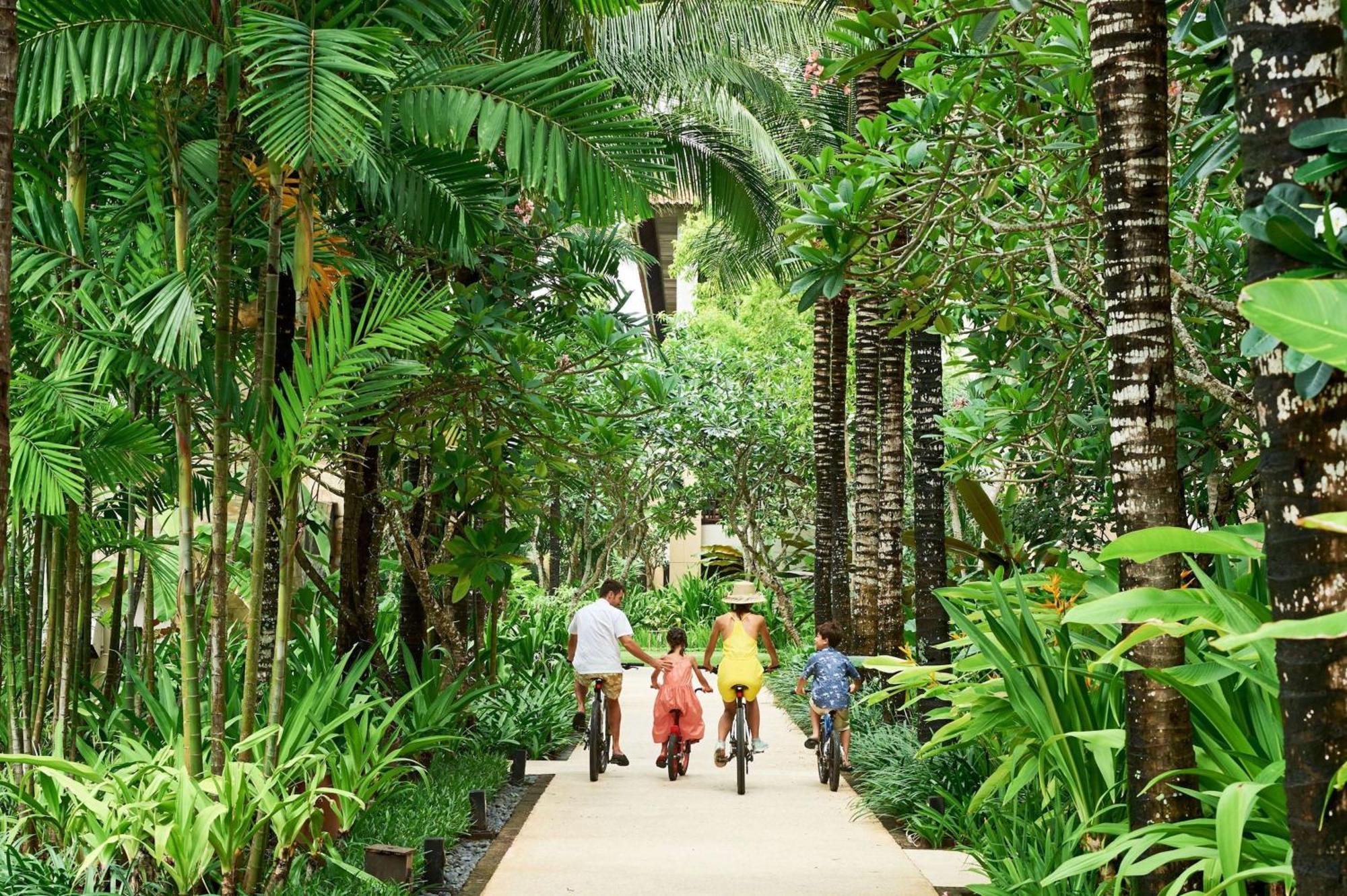 Hotel Conrad Bali Nusa Dua  Esterno foto The path to the resort's main lobby