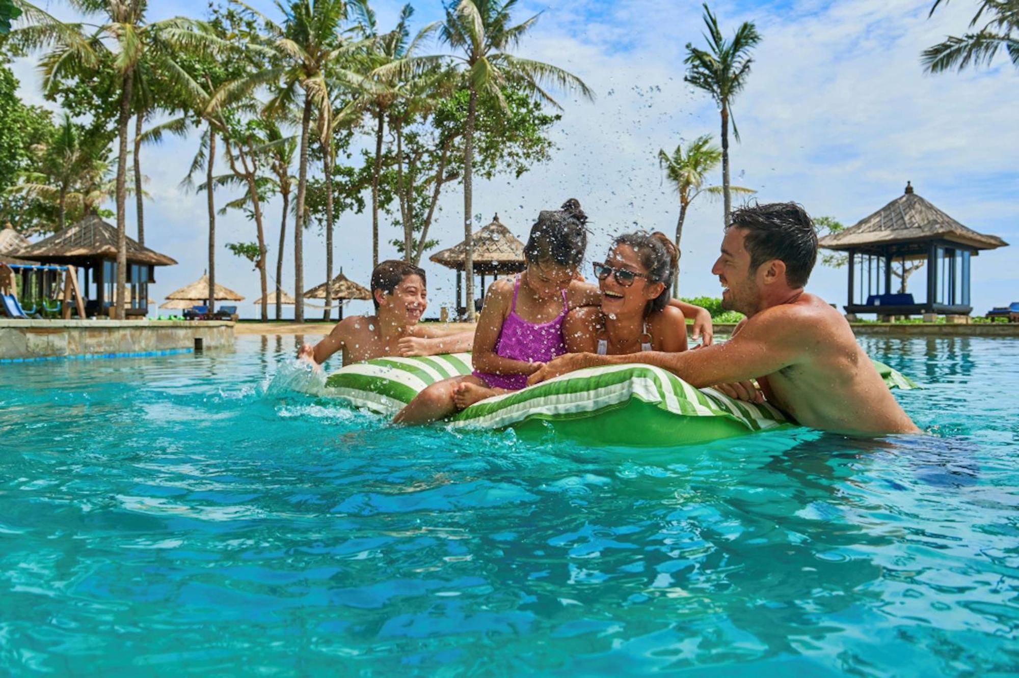 Hotel Conrad Bali Nusa Dua  Esterno foto The swimming pool at the resort