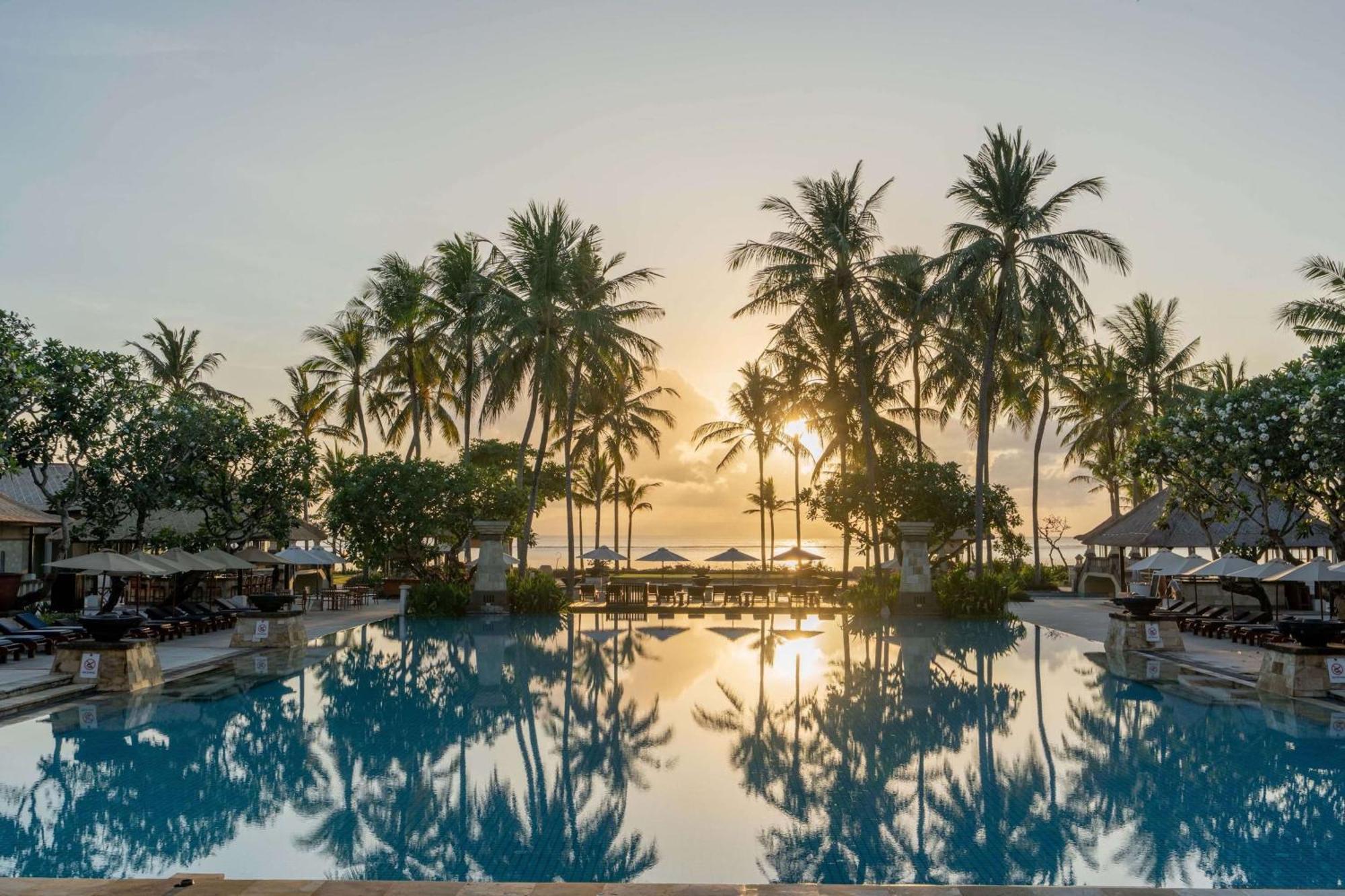 Hotel Conrad Bali Nusa Dua  Esterno foto Sunset at the pool